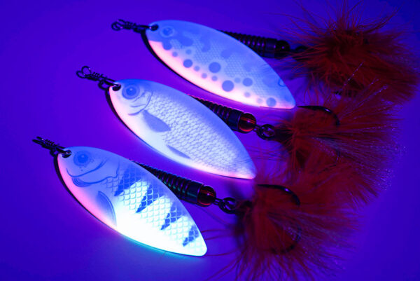 nsa026__028_rage_uv_spinner_size_6_26g_group_under_uv_light_2